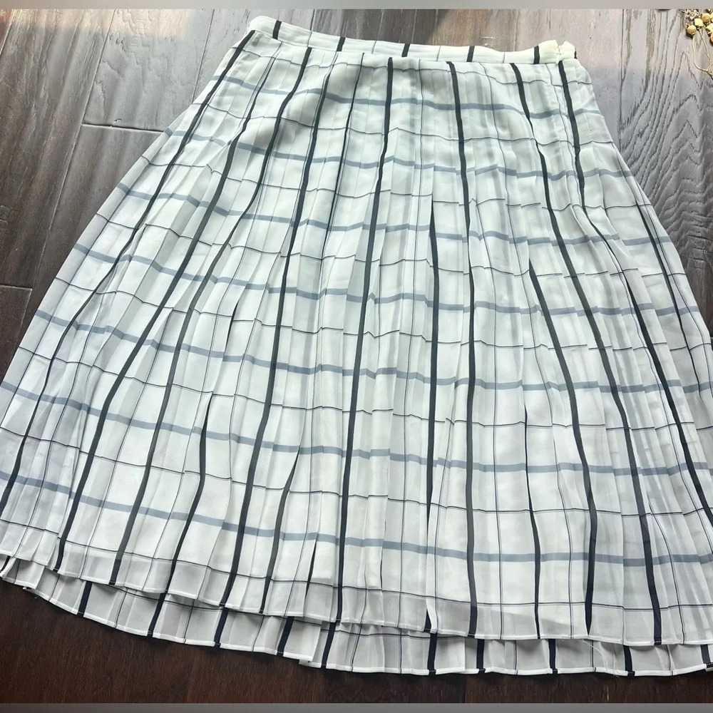 Ann Taylor White and Black Pleated Skirt